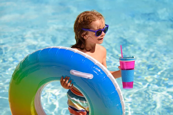 Letní dětský koktejlový večírek ve vodním bazénu v létě. — Stock fotografie