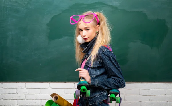 Teenager Mädchen in der Schule auf der Tafel. — Stockfoto