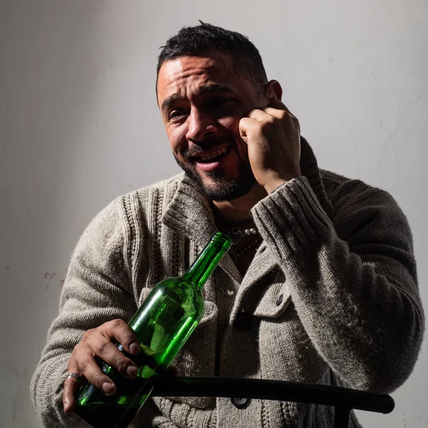 Пьяный человек пьет вино. Депрессивный парень с бутылкой алкоголя, грустный и несчастный. — стоковое фото