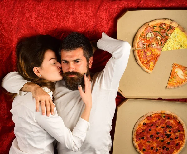 Para dzieląca pizzę i jedząca razem. Namiętna para. Młodzi kochankowie. Para zakochanych. — Zdjęcie stockowe