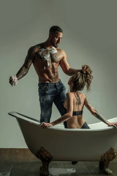 Casal sexy no chuveiro. Jovens gostam uns dos outros no banheiro. — Fotografia de Stock