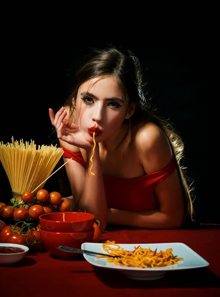 Mulher sexy com macarrão espaguete no quarto escuro. — Fotografia de Stock