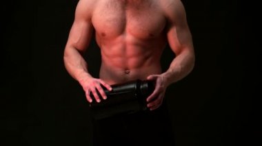 Spor beslenme ve protein gösteren kaslı erkek modeli. Vücut geliştirme ya da beslenme malzemeleri. Sağlıklı beslenme.