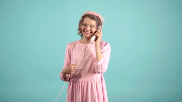Mujer asombrada sosteniendo tubo telefónico. Feliz chica sonriente. Moda retro y concepto vintage. — Vídeo de stock