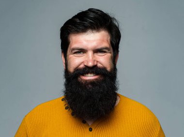 Mutlu adam gülen surat. Yakışıklı, gülümseyen genç adam. Olumlu insan yüz ifadeleri ve duyguları.