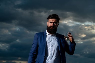 Lüks hayat, zengin adam pahalı içecekler içiyor. Brendi, viski, viski..