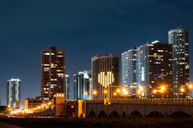 Kentsel gökdelenleri olan Miami gökyüzü manzarası. Miami, Florida, Biscayne Körfezi 'ndeki ABD silueti, şehir gece arkaplanı.