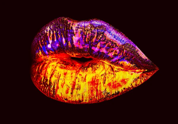 Sexy Lippe. Neon-Lippenstift, Goldmund. Isoliert auf schwarz. — Stockfoto