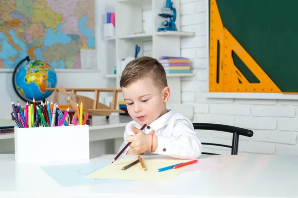 Dibujo infantil. Clases de niños en casa. Niño estudiando desde casa. Educación en el hogar de los alumnos preescolares. Escuela primaria. —  Fotos de Stock