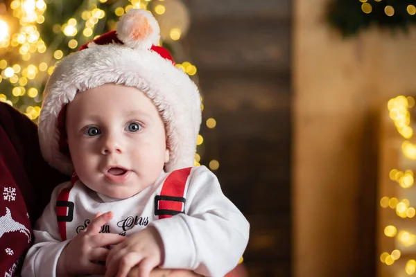 Retrato de um bebê bonito em chapéu de Natal. — Fotografia de Stock