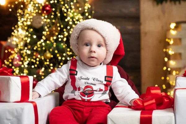 Porträt eines süßen Babys mit Weihnachtsmütze. Fröhliches Kind. — Stockfoto
