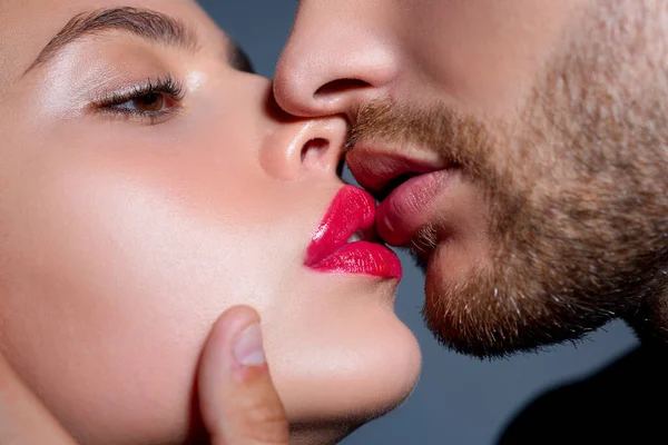 Närbild av vackra passionerade par kyssas. Unga älskare som vill kyssas. Kvinnliga doftande manliga parfymer. Sexig Aroma. Sensuella kyssar. Profilvy, beskärd makro i ansiktet. — Stockfoto