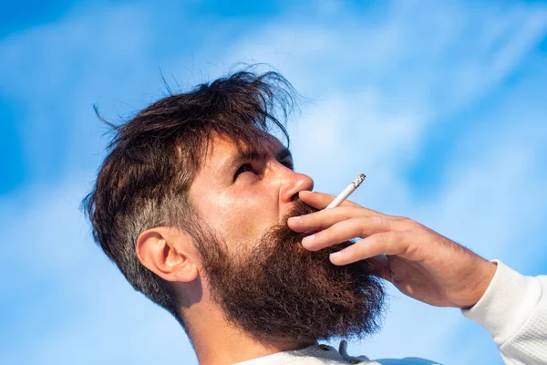 Zblízka mladý muž kouření cigarety. — Stock fotografie