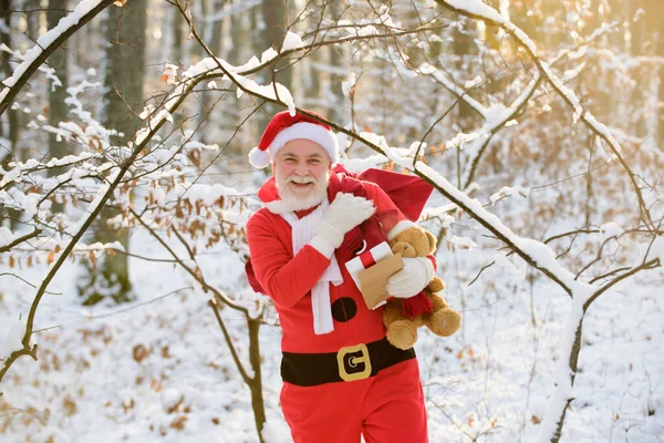 Papai Noel com enorme saco vermelho. Feliz Natal e Ano Novo conceito véspera. — Fotografia de Stock