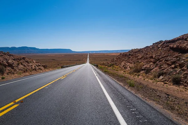 Autobahnstraße. Strassenpanorama an sonnigen Sommertagen. — Stockfoto