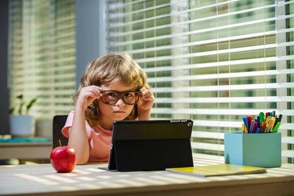 De vuelta a la escuela. Primer día en la escuela. Niño lindo usando computadora portátil, estudiando a través del sistema de e-learning en línea. Educación para niños, conocimiento. — Foto de Stock