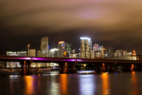 Skyline av miami biscayne Bay reflektioner, hög upplösning. Miami centrum. — Stockfoto