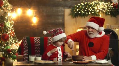 Noel Baba şapkalı büyükbaba ve torun Noel kurabiyesi.