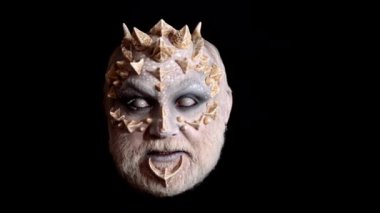 Kafatası Şeytanı. Cadılar Bayramı sakallı şeytanı. Siyah arka planda insan şeytanı. Cehennem, ölüm, şeytani korku konsepti. Boynuzlu şeytan..