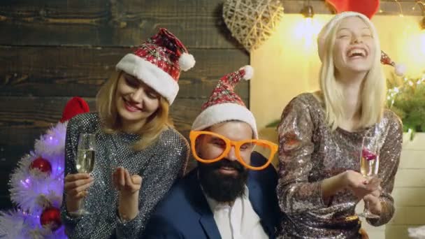 Joyeux Noël et bonne année Les jeunes gens drôles célèbrent les vacances. Groupe de personnes buvant du champagne avec des lumières bengales scintillantes. Émotions humaines positives expressions faciales. — Video