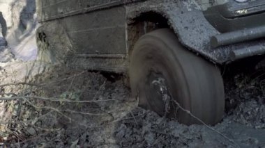 Lastik çamuru. Kötü yoldaki off-road arabası, yavaş çekim.