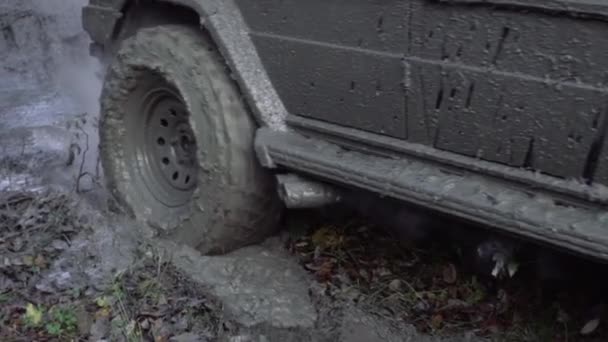 Lastik çamuru. Offroad vagonu kötü yolda. 4x4 SUV araba ya da çamurda giden bir kamyon. Yavaş çekim. — Stok video