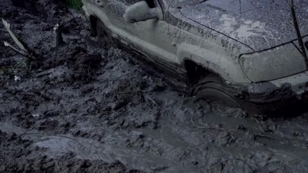 Roda do carro na lama. Offroad carro na estrada ruim. Pneu em uma sujeira. — Vídeo de Stock