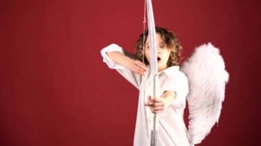 Kanatları, yayları ve okları olan bir aşk meleği gibi. Sevgililer Günü. Sevgililer Günü.