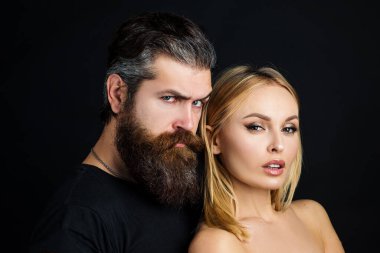 Seksi çift, yakın plan portre. Şehvetli kız arkadaş ve erkek arkadaş. Erkek, kız, romantik..