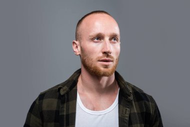 Gri gömlekli şık bir adam.