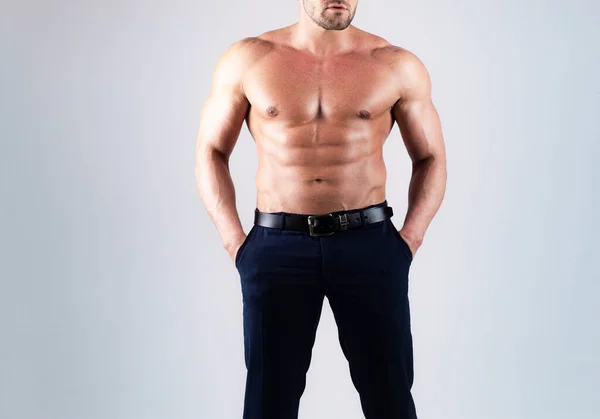 En atletisk kille som spänner musklerna. Bukmuskler, magmuskler, sexpack. Killen med en naken överkropp. — Stockfoto