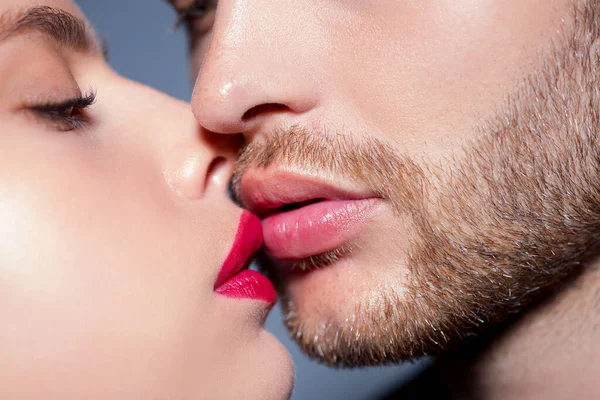 Hombre con besos de mujer, macro, recortado de cara. Pareja sensual besándose. Beso amantes labios. — Foto de Stock