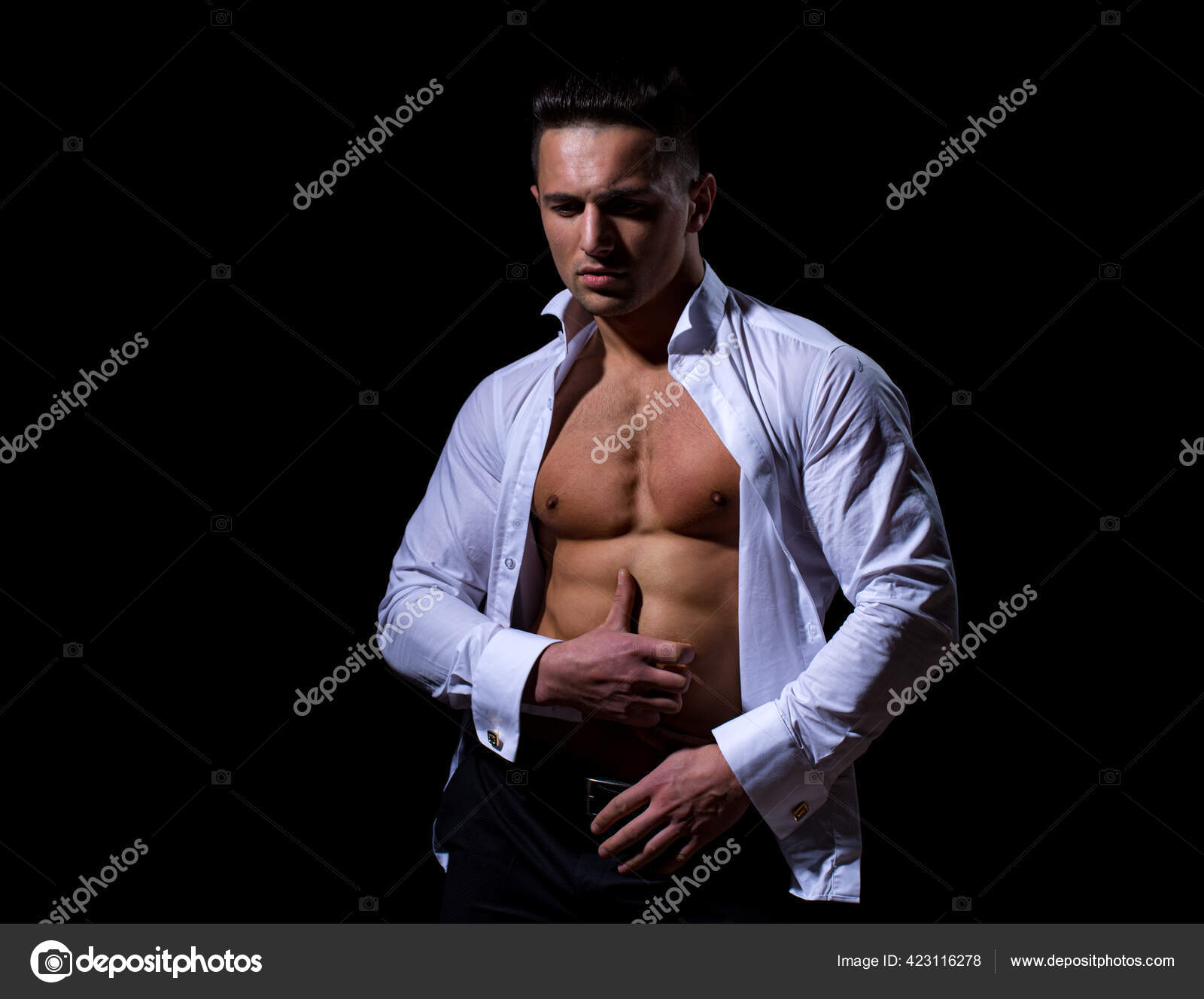 ボタンを外したシャツを着たセクシーな男。セクシーな裸の胴体を示す筋肉の上半身裸の男性モデル。メトロセクシャルの男は裸。上半身裸のアスレチックホット裸の男。 | プレミアム写真