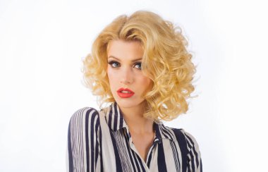 Makyajlı ve saç stili olan güzel bir genç kadın. Genç, mutlu, seksi bir kadının portresi. Poster tarzı, beyaz değil..