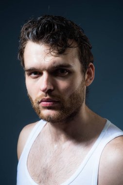 Yakışıklı adam, moda tarzının portresi..