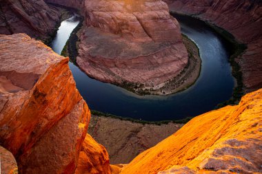 Arizona Horseshoe Virajı, Glen Kanyonu 'ndaki Colorado Nehri' nin ortası.