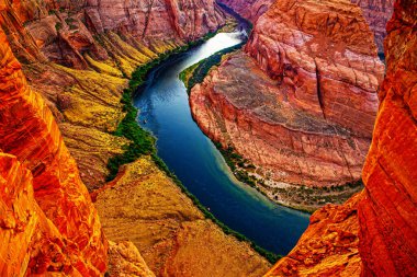 Kızıl Kaya Kanyonu Çölü. Panoramik At Nalı Kıvrımı. Arizona 'da Colorado Nehri' nde Manzaralı At nalı Bükme Kanyonu.
