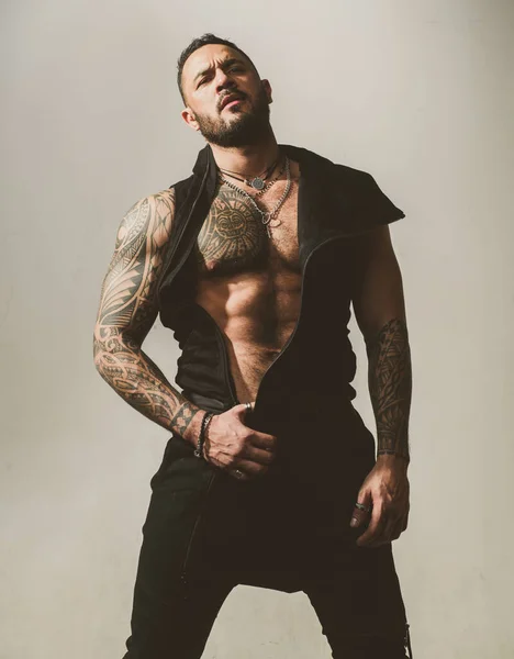 Muscular sexy homem com um tronco nu. — Fotografia de Stock