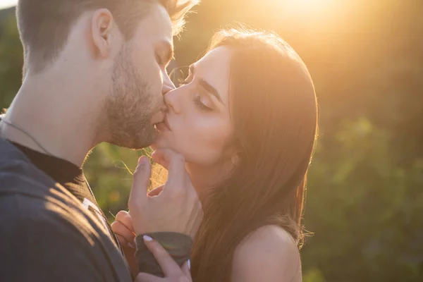 Casal de verão sexy. Close-up de jovens amantes românticos está se beijando. Perfil de pessoas bonitas no amor expressando e carinho enquanto se beijam com os olhos fechados no dia quente. — Fotografia de Stock