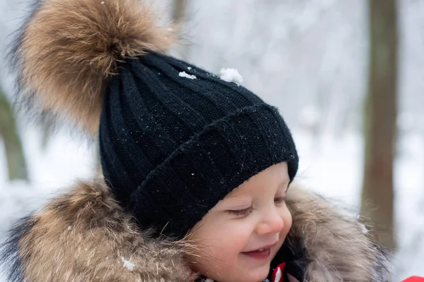화려 한 옷을 입은 겨울 소년. 웃고 즐기는 행복 한아이. 얼굴에 감정이 가득 해. 밖에 있는 소년. 행복 한 소년의 근접 사진. — 스톡 사진