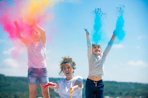 Holi festivalinin renklerine boyanmış heyecanlı çocuklar. Renkli boya sıçrayan çocuklar. — Stok fotoğraf