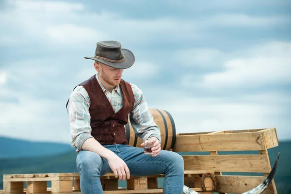 Un giovane cowboy di moda. Bel ragazzo con viso sicuro, campagna. — Foto Stock