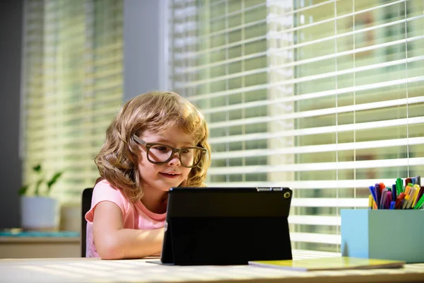 De volta à escola. Aprendizagem remota online. Crianças da escola com computador tendo vídeo conferência bate-papo com professor e grupo de classe. Criança a estudar em casa. Ensino em casa durante quarentena e coronavírus. — Fotografia de Stock