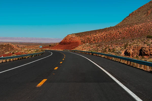 Route 66 in Kalifornien. Karge Landschaft, endlose Geraden. — Stockfoto