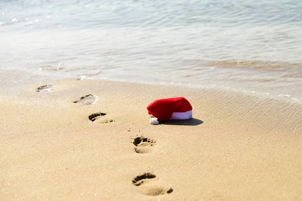 Playa de mar tropical en vacaciones de Navidad. Año Nuevo concepto de vacaciones de verano. — Foto de Stock