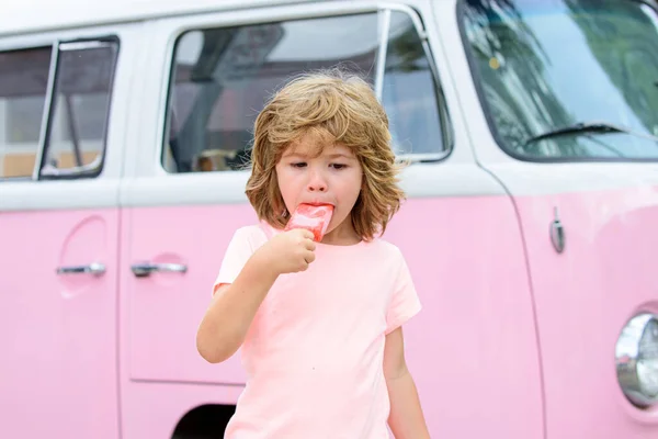 Gelato per bambini all'aperto. Dolce giornata estiva. — Foto Stock