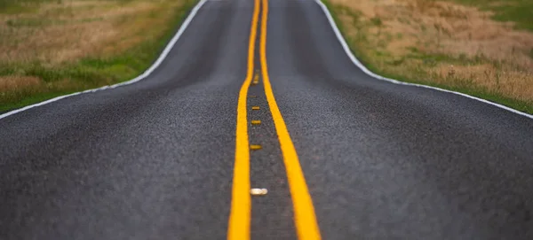 アスファルトのテクスチャ、方法の背景。水平線にアスファルトの道路と自然アメリカの風景. — ストック写真