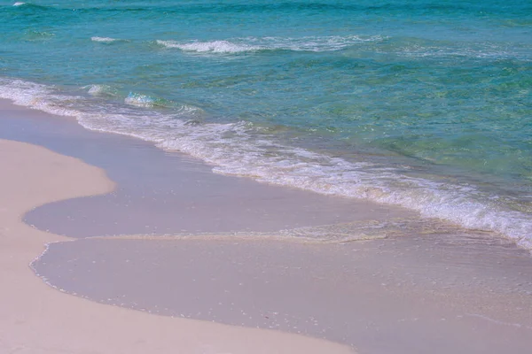 Playa de arena con fondo azul océano y paisaje nublado. Fondo azul océano. — Foto de Stock