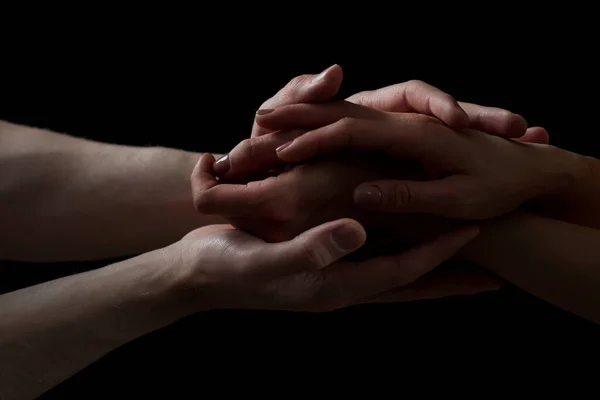 Conceito de salvação. Mãos de duas pessoas salvam, ajudem. Ajudar, apoiar. Braço isolado em preto, caridade. Dedicado e empatia. Relacionamento conjugal. — Fotografia de Stock