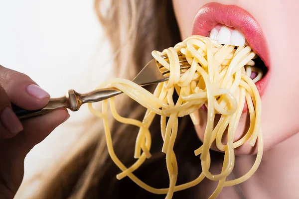 Чуттєві губи, відкритий рот крупним планом. Дівчина їсть спагеті з макаронами . — стокове фото